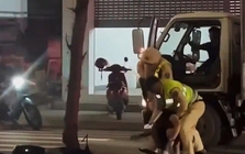 CSGT rút súng khống chế tài xế xe tải ‘thông chốt’ kiểm tra nồng độ cồn