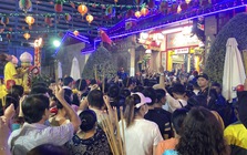 Cảnh tượng khó tin lúc nửa đêm ở Miếu Bà Thiên Hậu: Biển người chen chật kín vì một thứ trong lư hương