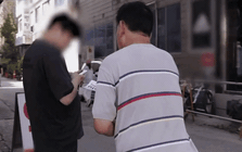 Nam thần thanh xuân một thời nay đi phát tờ rơi, sống lay lắt cùng vợ trong căn phòng thuê chật chội