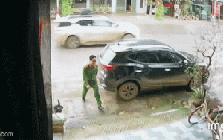 Clip 23 giây trước cửa nhà của chiến sĩ Công an và 2 con nhỏ gây chú ý đặc biệt