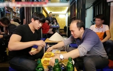 Một con phố Hà Nội phủ đầy ghế nhựa lên truyền hình Hàn Quốc, khiến sao Hàn thốt lên: "Thế này thì ai mà chẳng thích"