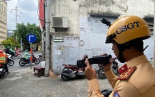 Người tùy tiện băng qua đường sắt ở TPHCM "hết đường chối cãi"