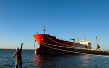 Được Mỹ 'bật đèn xanh', tàu chở hơn 700.000 thùng dầu Nga lập tức đi thẳng đến Cuba, báo tin cực vui cho Havana