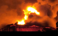 Kho xưởng đồ gỗ bốc cháy dữ dội gần bệnh viện K Tân Triều