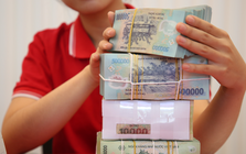 Người dân ồ ạt gửi tiền vào ngân hàng