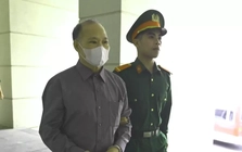 Cảnh dẫn giải cựu Thứ trưởng Hoàng Văn Thắng cùng đồng phạm đến tòa