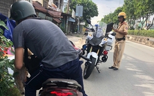 Nhiều người điều khiển xe máy ở TPHCM bị xử phạt do ngại đi đường vòng