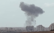 Hình ảnh khu công nghiệp Israel nghi ngút khói sau khi trúng tên lửa Iran