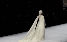 U60 vẫn lên đồ như công chúa, cả Trung Quốc có đúng 1 người: Thời gian không lưu dấu vết, góc nào cũng nét căng