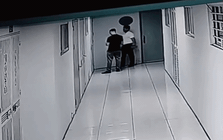 Phẫn nộ clip chủ siêu thị lao lên căn hộ chung cư chửi bới 2 cụ bà ở Hà Nội: Công an vào cuộc