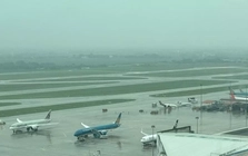 Mưa dông làm gián đoạn hoạt động nhiều sân bay miền Bắc