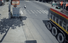 Xe tải làm đứt dây điện, người phụ nữ ngã nhào ra đường: Công an vào cuộc