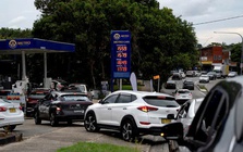 Giá xăng nhiều nơi trên thế giới tăng vọt, người dân xếp hàng dài chờ đổ