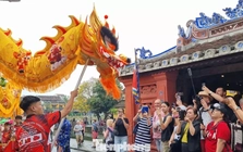 Khách Tây chen chân xem diễu hành ở Hội An