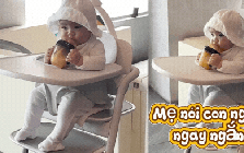 Ái nữ nhà Ngô Thanh Vân gây sốt với khoảnh khắc hơn 5 tháng tuổi đã tự cầm bình sữa, ngồi ăn cực ngoan