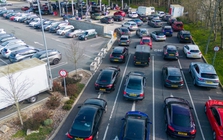 Giá xăng tăng mạnh vì tình hình Trung Đông bất ổn, người dân xếp hàng cả tiếng chờ đổ