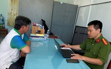 Tịch thu hàng loạt các tờ tiền VNĐ, tiền xâu, cùng 6 điện thoại di động, 8 xe mô tô tại nhà của người đàn ông SN 1971