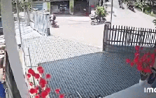 Chủ nhà mở toang cổng để “đón” khách lạ thường xuyên lao xe vào tận cửa: Hé lộ chuyện phía sau