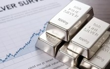 Một thế lực bán gần 140 tấn bạc trong một ngày