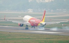 Máy bay Vietjet quay đầu hạ cánh, hàng loạt xe cứu hỏa vây quanh đường băng