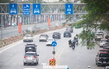 Hà Nội: Tháo dỡ hàng rào sắt phân làn và giải phân cách trên đường Võ Chí Công