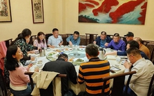 Đi họp lớp được hỏi đến bằng xe gì, tôi trả lời đi xe buýt: Về đến nhà, nhận được tin nhắn cả đời không thể quên