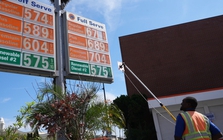 Giá xăng, dầu thế giới đồng loạt tăng vọt