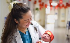 Tiếng khóc 1,1kg và khoảnh khắc nín thở giữa hai sinh mạng của nữ bác sĩ