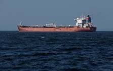 Tránh 'tên bay đạn lạc' vì xung đột Mỹ-Israel và Iran, nhiều tàu dùng chiêu 'độc' để vượt eo biển Hormuz