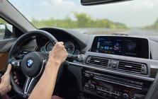 Vừa lái ô tô vừa nghe nhạc có vi phạm không? Tài xế có thể bị phạt tới 6 triệu đồng nếu bỏ qua chi tiết này