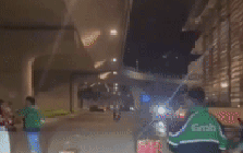 Người mặc áo xe ôm công nghệ có dấu hiệu gây rối trước nhà ga T3 - sân bay Tân Sơn Nhất