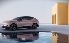 Một chiếc xe điện tại Trung Quốc vừa gặp tai nạn theo cách rất khó tưởng tượng