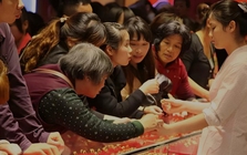 Người phụ nữ dốc hết 8kg vàng ra bán thu về 34 tỷ đồng, tiệm vàng mất hơn 1h kiểm tra, tiết lộ: “Lãi đậm nhưng mất ăn mất ngủ”