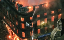 Cháy lớn thiêu rụi tòa nhà biểu tượng lịch sử tại trung tâm thành phố, 15 xe cứu hỏa được điều động