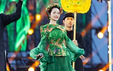 “Ngọc nữ Quan họ” SN 2004 mang cả đoàn rước 12 ngựa, tái hiện lễ hội Bắc Bộ tại sân khấu có 50.000 khán giả