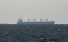 Được 4 tàu chiến hộ tống, tàu chở 45.000 tấn khí đốt của một nước châu Á 'trót lọt' vượt eo biển Hormuz sau 20 tiếng đi giữa làn đạn, thuỷ lôi