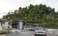 Xe phải đổ gần đầy bình xăng dầu mới được nhập cảnh nước láng giềng của Việt Nam