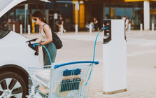 Lắp trạm sạc xe điện, các nhà bán lẻ Mỹ "bỏ túi" mức tăng trưởng doanh thu 5% và kéo thêm 4% lượng khách thượng lưu