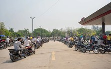 Một quốc gia Đông Nam Á đang vật lộn trong cơn 'khát' dầu: Nguồn dầu dự trữ chỉ đủ dùng trong 40 ngày, giá xăng dầu cao ngất ngưởng, tương đương 55 nghìn đồng/lít