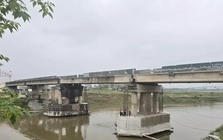 Một cây cầu nối tuyến huyết mạch ở Phú Thọ sửa chữa nhiều năm chưa xong