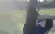 Xem clip con trai bị bạn đánh tới tấp, người mẹ lập tức báo công an