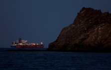 Eo biển Hormuz lại tê liệt, lưu lượng tàu giảm kỷ lục 95%, Iran ra cảnh báo