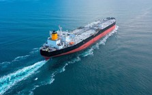 Giữa lúc cả thế giới lên 'cơn khát', hơn 1,2 triệu thùng dầu vẫn đang mắc kẹt tại láng giềng Việt Nam, chuyện gì đang xảy ra?