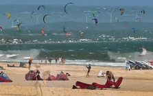 Bãi biển ở địa phương miền Trung đang nổi được du khách khen ngợi: "Như trong phim điện ảnh!"