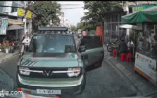 Tài xế vứt ô tô giữa đường bỏ đi, vài phút sau quay lại chửi bới, dọa đánh người