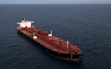 Siêu tàu treo cờ Nga, có khả năng chở hơn 2 triệu thùng dầu, bất ngờ được đi qua eo biển Hormuz: Iran có ý định gì?