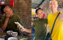 Khách Tây giàn giụa nước mắt trong căn nhà lụp xụp của ngư dân Việt Nam, tuyên bố tiền nhiều cũng không mua nổi điều này