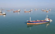 Hormuz vẫn dưới tầm kiểm soát của Iran, các 'ông lớn' dầu mỏ vẫn bất ngờ phát lệnh bốc hàng: Liệu có thỏa thuận ngầm?