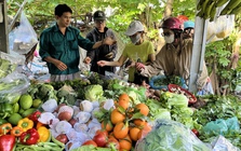 Giá thịt cá ngoài chợ nhích lên, bà nội trợ 'khéo co thì ấm'