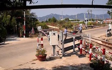 CLIP: Người phụ nữ vượt rào chắn đường sắt, ngã sát đường ray khi tàu sắp tới